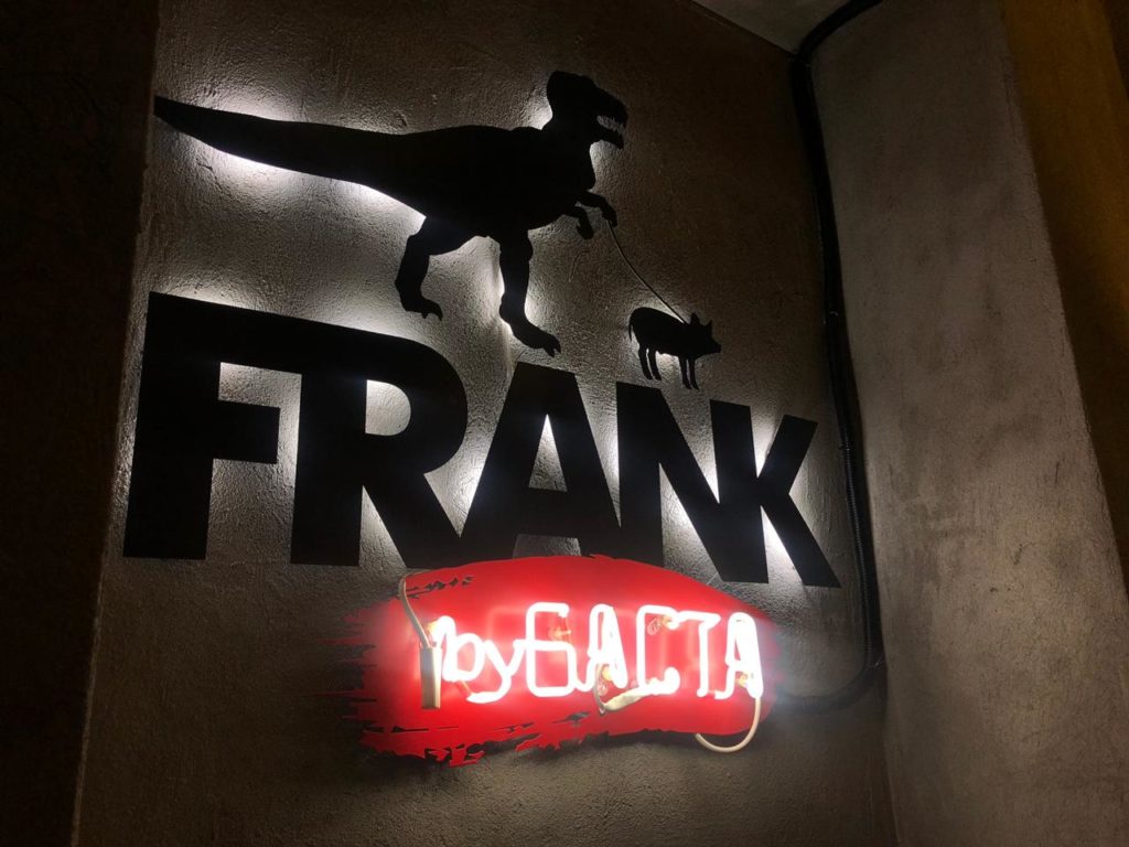Неоновая вывеска для ресторана Frank by Баста